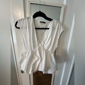 Zara white balloon top
Size small